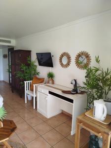 Bambou Suite vue mer à 50 m de la plage et de la piscine電視和／或娛樂中心