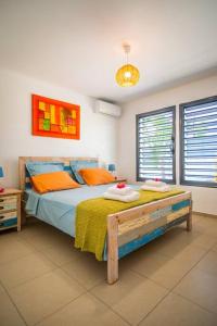 a bedroom with a bed with two towels on it at Kisara, Villa moderne 6 pers Piscine in Saint-François