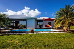 a house with a swimming pool in the yard at Kisara, Villa moderne 6 pers Piscine in Saint-François