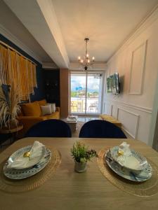 a dining room table with two plates on top of it at Edificio Limonatta in Cali
