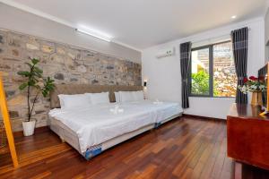 头顿Sun Villa 33 Phan Huy Ích - Phòng Khách Có Máy Lạnh的房间里有一张大床的卧室
