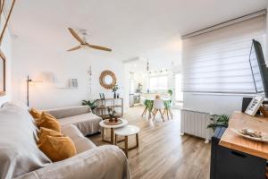 TV a/nebo společenská místnost v ubytování Lux Penthouse Mediterranean views Beach front