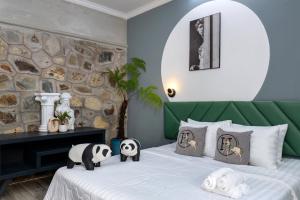 头顿Sun Villa 33 Phan Huy Ích - Phòng Khách Có Máy Lạnh的一间卧室,床上放着动物 更多27张照片