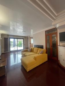 マンフレドーニアにあるVilla Angioina Manfredi Homes& Villasのリビングルーム(黄色のソファ、テレビ付)