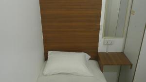Llit o llits en una habitació de Ruby Star Budget Room with Shared Washroom Access G06