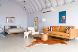 Χώρος καθιστικού στο Desert Sky - Modern Oasis on 5 Acres in Marfa