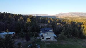 una vista aerea di una casa nella foresta di Casa en el bosque a Trevelin