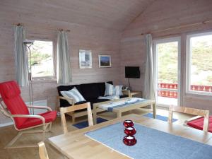 ein Wohnzimmer mit einem Sofa und einem Tisch in der Unterkunft Hagland Lille in Hagland