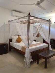 Postel nebo postele na pokoji v ubytování Singapore Bungalow Galle