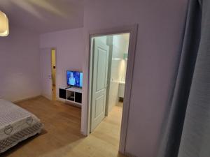 TV a/nebo společenská místnost v ubytování Domus Appio Latino - Parco Appia Antica