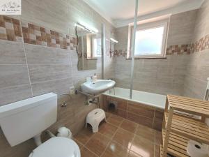 Ένα μπάνιο στο Wohnung Katalin +37 φωτογραφίες