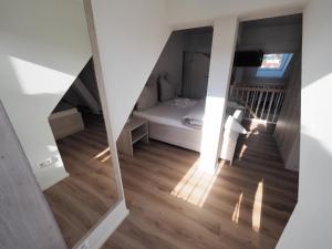 Zimmer mit Blick auf ein Bett und einen Spiegel in der Unterkunft Hotel Delphi in Heidenheim + 1 Foto