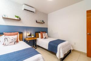 Un pat sau paturi într-o cameră la CASA Azul Turquesa Excelente Ubicacion Facturamos