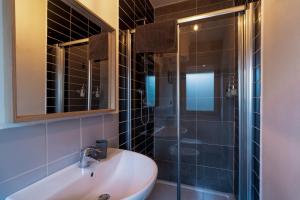 een badkamer met een wastafel en een douche bij Outdoor Apartments - Studiò11Centro in Aosta +5 foto's