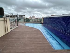 una piscina sul lato di un edificio di Apartamento 1 quarto - Taguatinga Centro - Lazer Completo, Garagem, ao lado do metrô a Brasilia