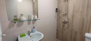 巴库里阿尼bakuriani oasis WINDOW DEVELOPMENT的带水槽和淋浴的白色浴室