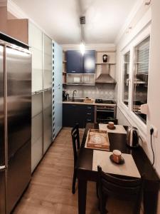 Kuchyň nebo kuchyňský kout v ubytování Skyline Apartments Tirana