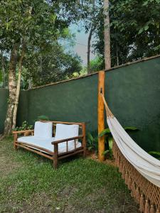 un'amaca e un letto in un cortile di Casa PauBrasil a Trancoso