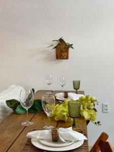 un tavolo con bicchieri da vino e tovaglioli sopra di Casa PauBrasil a Trancoso Altre 3 foto