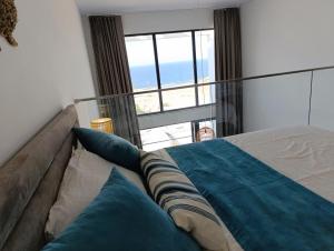 Un dormitorio con una cama con vista al mar. en Ocean Luxury Penthouse, en Kalogrea 16 fotos más