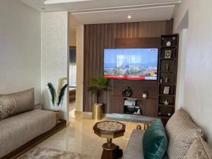 Μια τηλεόραση ή/και κέντρο ψυχαγωγίας στο Appartement joyaux de Mansouria