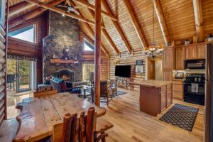 cocina y sala de estar con una gran mesa de madera. en Overlook at Sleepy Creek -- Sleepy Creek Frontage, Secluded, Grill, Fire Pit, Deck, Family Friendly, Game Room, Fishing, Hammock, View, Fireplace, en Morton Grove
