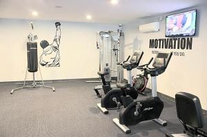 Fitness centrum a/nebo fitness zařízení v ubytování Chic 1br W Pool In Luxury Complex