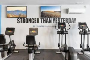 Fitness centrum a/nebo fitness zařízení v ubytování Chic 1br W Pool In Luxury Complex