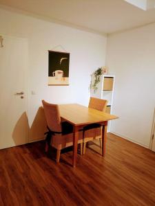 ジーゲンにあるGemütlich und zentralの木製テーブルと椅子が空き部屋 +10枚の写真
