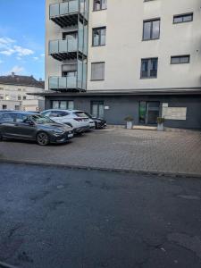 ジーゲンにあるGemütlich und zentralの建物前の駐車場に駐車した車2台