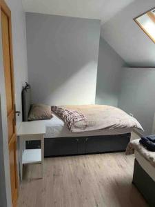 ein kleines Schlafzimmer mit einem Bett und einem Schreibtisch in der Unterkunft Maison de Bergers, Cyclist & Ski Friendly Town House, WIFI, Secure Bike Store in Le Bourg-dʼOisans + 24 Fotos
