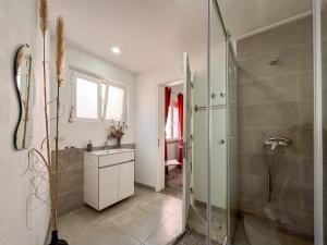 a bathroom with a shower and a sink at Aquarela do Tejo Guesthouse in Vila Franca de Xira +26 photos