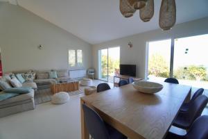 ein Wohnzimmer mit einem Holztisch und Stühlen in der Unterkunft Villa U Principellu in Saint-Florent