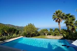 ein Swimmingpool mit Blick auf das Meer in der Unterkunft Villa U Principellu in Saint-Florent