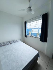 a bedroom with a bed and a window at PÉ NA AREIA Apto Manfron in Itapoa +34 photos