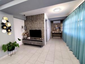 Μια τηλεόραση ή/και κέντρο ψυχαγωγίας στο Anastasia's apartment with yard