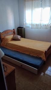 een bed in een kamer met een raam bij Nono110 in Villa Gesell