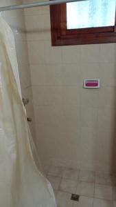 een douche met een douchegordijn in de badkamer bij Nono110 in Villa Gesell +18 foto's