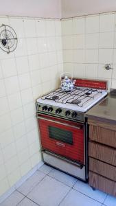 een keuken met een rood fornuis in een keuken bij Nono110 in Villa Gesell