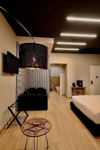 Eterna Suites Roma的电视和/或娱乐中心