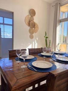 un tavolo di legno con sopra piatti e bicchieri da vino di VISTA PARA MAR - Guarapari ES a Guarapari