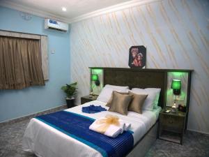 a bedroom with a bed with towels on it at De-Manna Ota in Otta