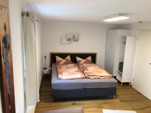 a bedroom with a bed in a room at Ferienwohnung im Zentrum in Bad Endorf