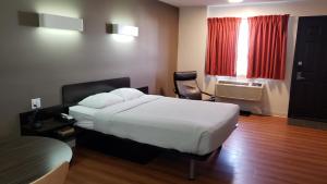 Postel nebo postele na pokoji v ubytování Joys Inn Innisfail, AB