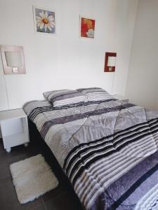 - une chambre avec 2 lits et un mur blanc dans l'établissement Balatis Apartamento Ushuaia, à Ushuaia