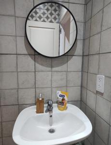 une salle de bain avec un lavabo et un miroir dans l'établissement Balatis Apartamento Ushuaia, à Ushuaia 8 autres photos