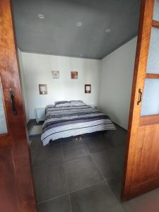 une chambre avec un lit dans le coin d'une pièce dans l'établissement Balatis Apartamento Ushuaia, à Ushuaia