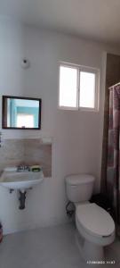 ein weißes Badezimmer mit Toilette und Waschbecken in der Unterkunft Valhalla Planta Baja cerca al Aeropuerto Factura in Valente Díaz y La Loma