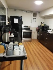 Kuchyň nebo kuchyňský kout v ubytování Joys Inn Innisfail, AB + 31 fotografií