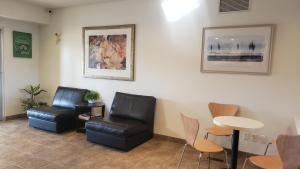 Posezení v ubytování Joys Inn Innisfail, AB